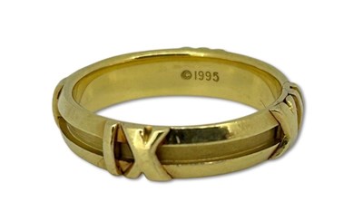 Lot 334 - Tiffany & Co. Atlas Wedding Ring.