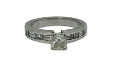 Lot 309 - White Gold Diamond Ring.