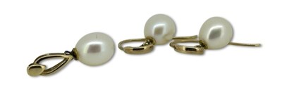 Lot 283 - Freshwater Pearl Pendant and Earring Drops.
