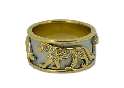 Lot 345 - A Decorative Two-Tone Slave Style Ring.