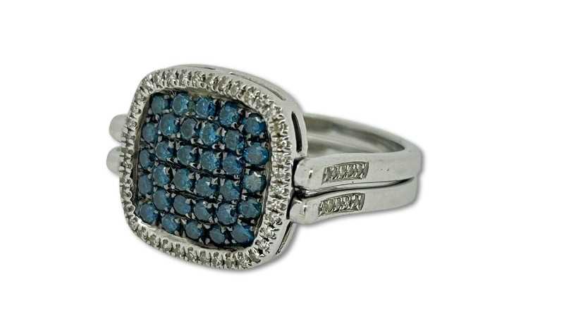 Lot 262 - Diamond Flip Style Ring.