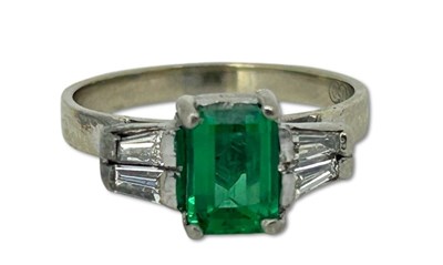 Lot 340 - An Emerald & Diamond Ring.