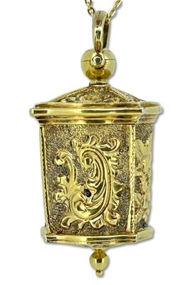 Lot 281 - Ornate Gilt Silver Box Pendant.