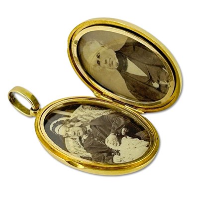 Lot 276 - Early 20th Century Oval 15ct Locket.