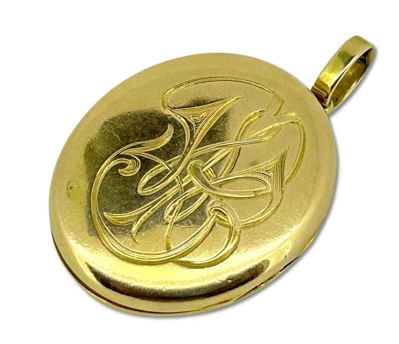 Lot 276 - Early 20th Century Oval 15ct Locket.