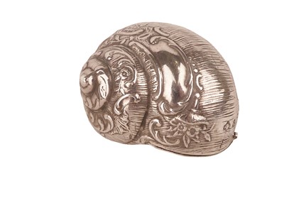 Lot 427 - A Snail Shell Shaped Snuff Box.