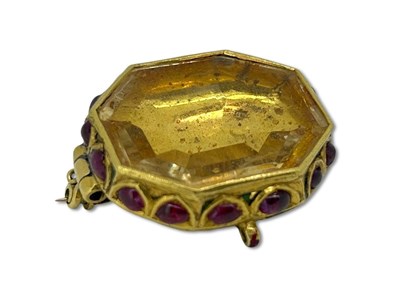 Lot 377 - 22ct Gold Brooch.