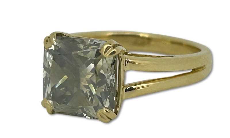 Lot 256 - Unusual 5.08CT Diamond.