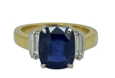 Lot 319 - A Yellow Gold 4.27CT Sapphire Ring.