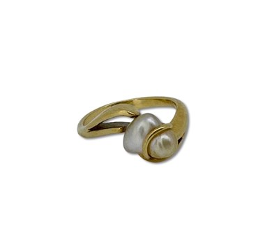 Lot 369 - Pearl Ring.
