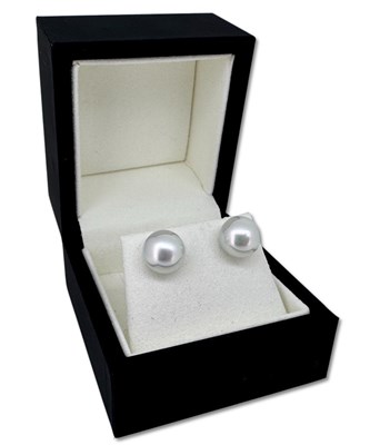 Lot 366 - White Pearl Studs.