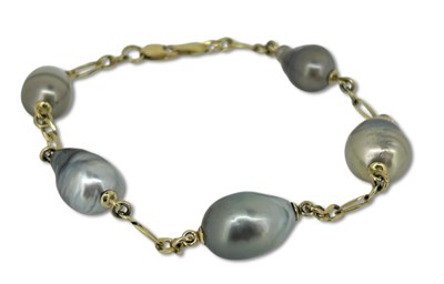 Lot 329 - Pearl Bracelet.