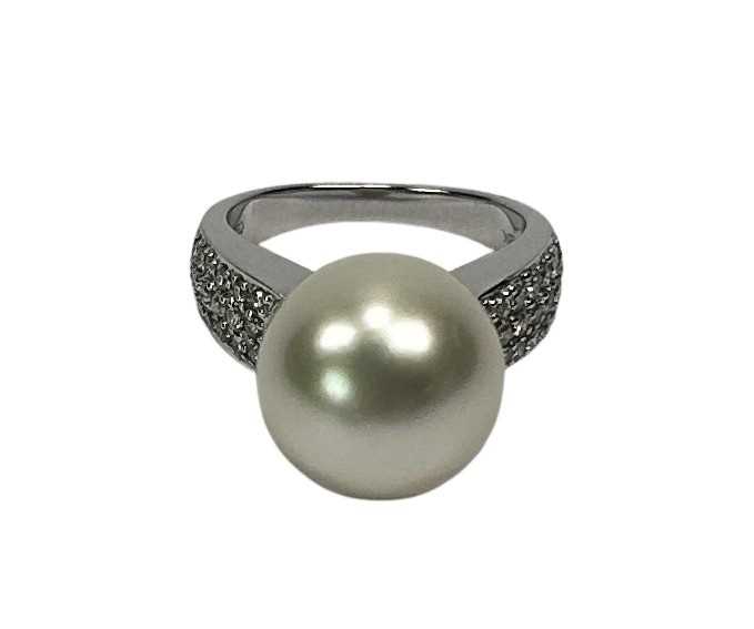 Lot 62 - Pearl and Diamond Ring.