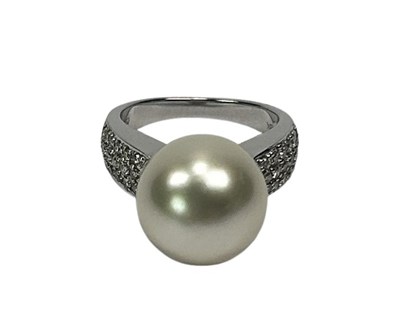 Lot 62 - Pearl and Diamond Ring.