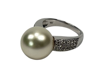 Lot 62 - Pearl and Diamond Ring.