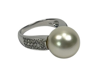 Lot 62 - Pearl and Diamond Ring.