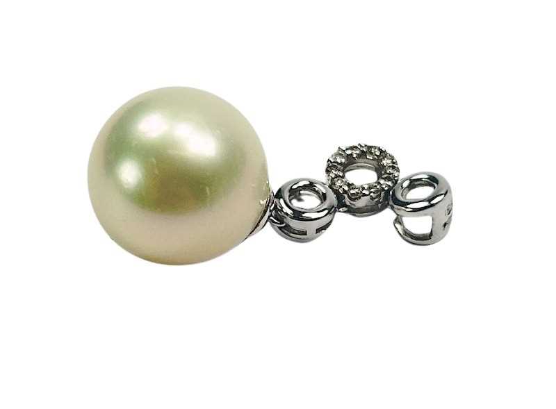 Lot 64 - Pearl Drop Pendant.