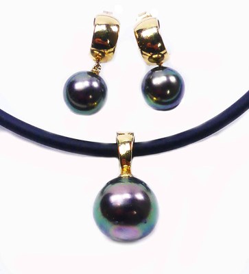 Lot 136 - Black Pearl Drops and Pendant.
